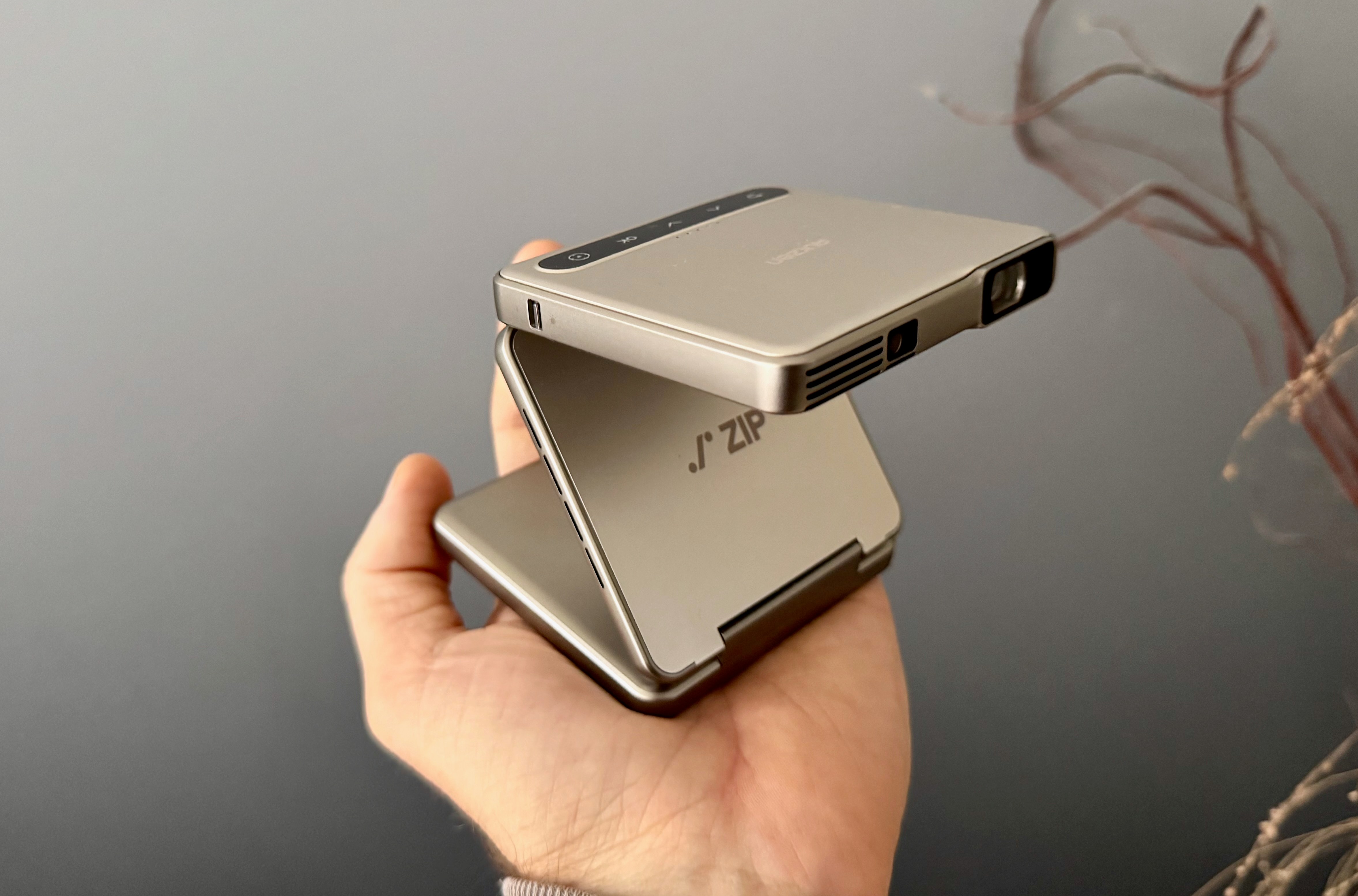 Aurzen Zip tri-fold projector review: mirror anything (without DRM