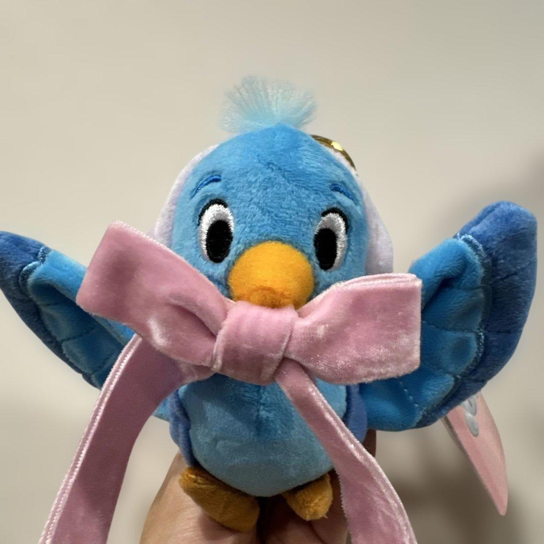 ディズニーストア　シンデレラ　青い鳥　ぬいぐるみキーホルダー　75周年 青い鳥やネズミたちがドレスをリメイクするシーンがモチーフ