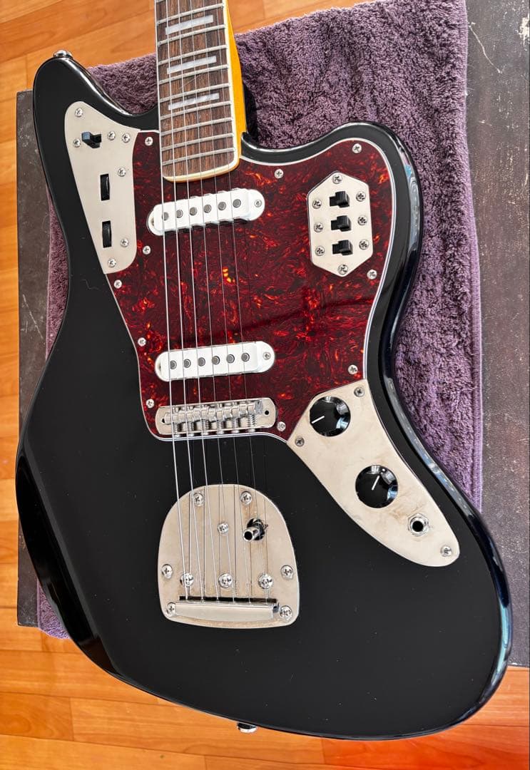 美品 Squier Classic Vibe ’70s Jaguar Black Squier Classic Vibe '70s Jaguar - Black | Sweetwater